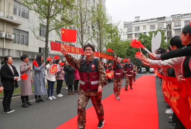 今天我们用最高礼仪欢迎援鄂英雄载誉归来！